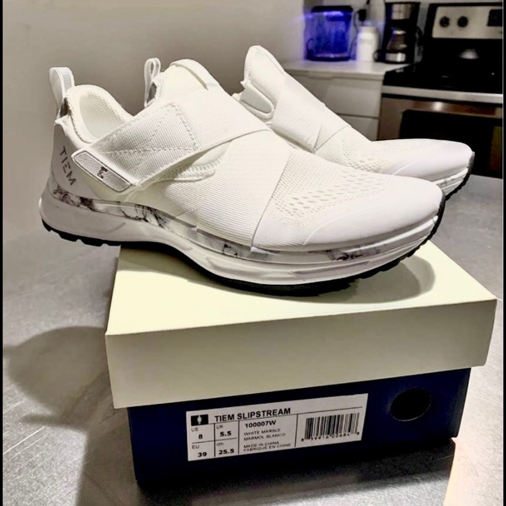 Size 8 TIEM cycling shoes. Clips included.